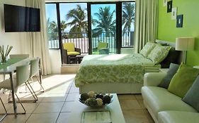 Miami Beach Suncoast Apartment I - Balcony Front Beach